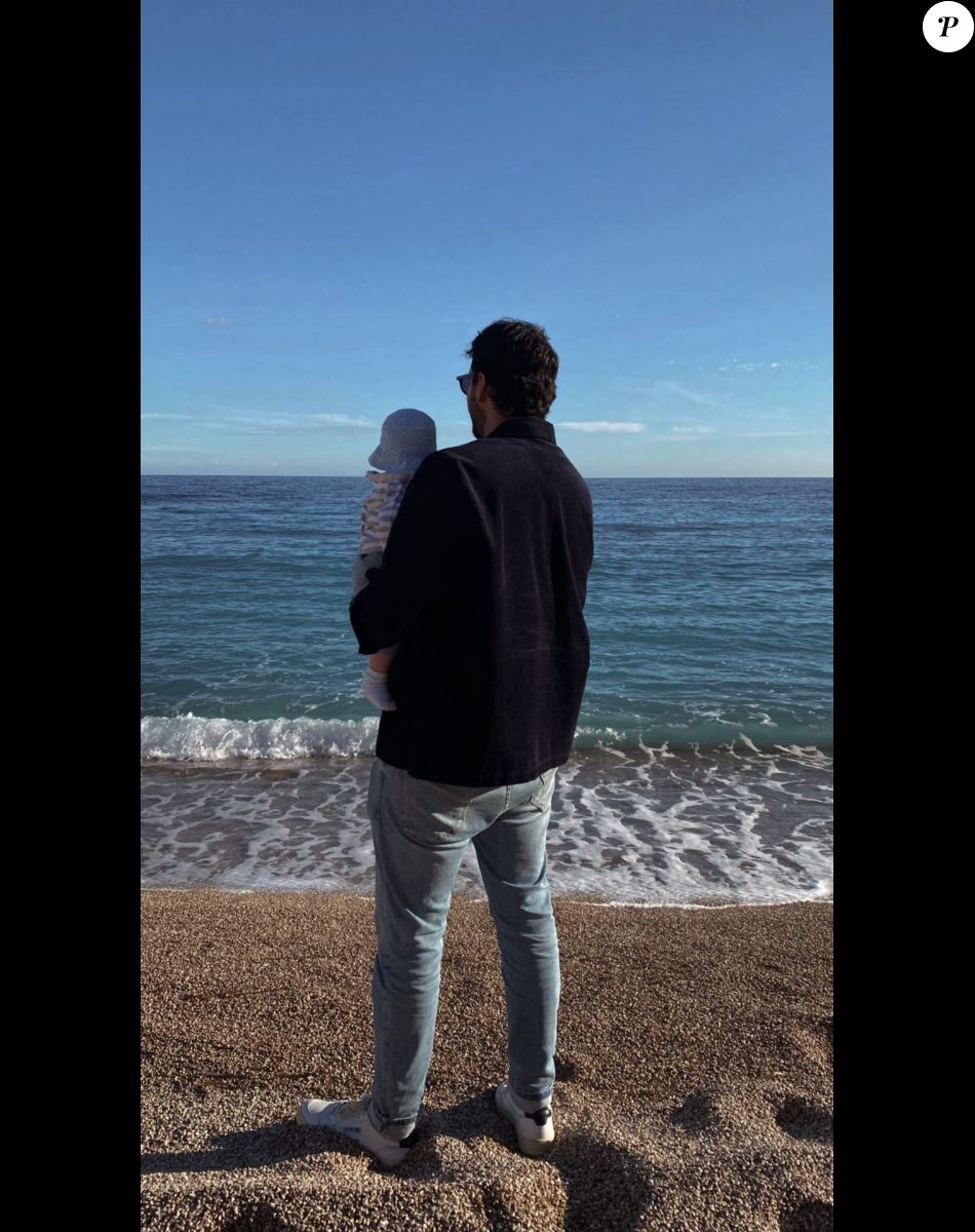 Ilona Smet sur la plage avec son mari et son fils.