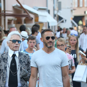 Karl Lagerfeld et Sébastien Jondeau (son assistant personnel et égérie) se promènent dans les rues de Saint-Tropez, le 26 juillet 2015. 