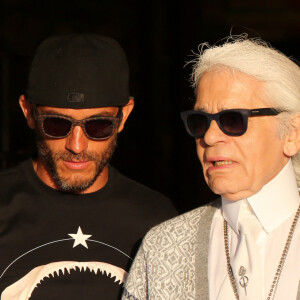Karl Lagerfeld et Sebastien Jondeau, son assistant et maintenant sa nouvelle muse, se promenent dans les rues de Saint Tropez, le 6 aout 2013. 
