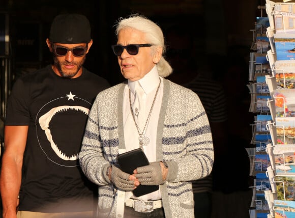 Karl Lagerfeld et Sebastien Jondeau, son assistant et maintenant sa nouvelle muse, se promenent dans les rues de Saint Tropez, le 6 aout 2013. 