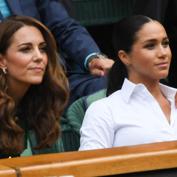 Catherine (Kate) Middleton, duchesse de Cambridge, Meghan Markle, duchesse de Sussex, sont dans les tribunes lors de la finale femme de Wimbledon "Serena Williams - Simona Halep (2/6 - 2/6) à Londres © Chryslène Caillaud / Panoramic / Bestimage