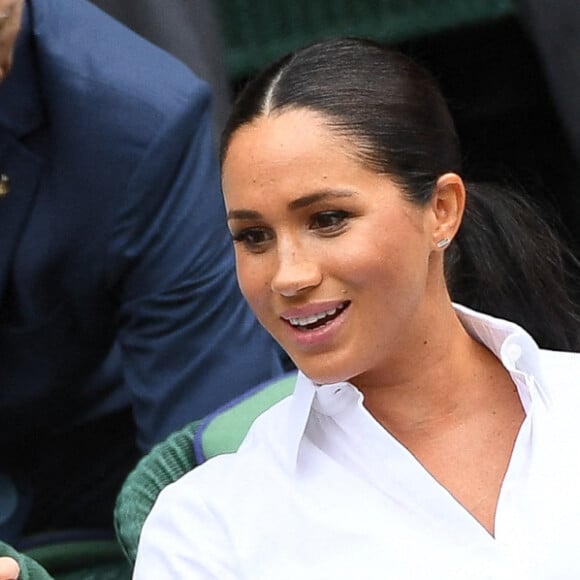 Catherine (Kate) Middleton, duchesse de Cambridge, Meghan Markle, duchesse de Sussex, sont dans les tribunes lors de la finale femme de Wimbledon "Serena Williams - Simona Halep (2/6 - 2/6) à Londres le 13 juillet 2019. © Chryslène Caillaud / Panoramic / Bestimage