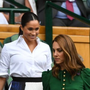 Catherine (Kate) Middleton, duchesse de Cambridge, Meghan Markle, duchesse de Sussex, sont dans les tribunes lors de la finale femme de Wimbledon "Serena Williams - Simona Halep (2/6 - 2/6) à Londres le 13 juillet 2019. © Chryslène Caillaud / Panoramic / Bestimage