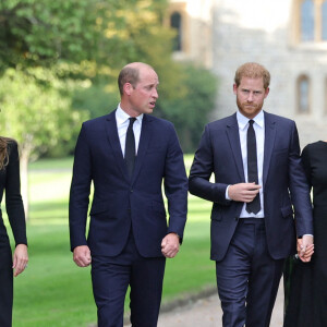 La princesse de Galles Kate Catherine Middleton, le prince de Galles William et le prince Harry, duc de Sussex et Meghan Markle, duchesse de Sussex à la rencontre de la foule devant le château de Windsor, suite au décès de la reine Elisabeth II d'Angleterre. Le 10 septembre 2022