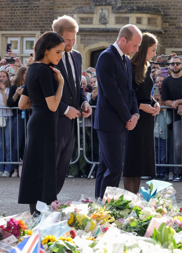 Meghan Markle, duchesse de Sussex, le prince Harry, duc de Sussex, le prince de Galles William et la princesse de Galles Kate Catherine Middleton à la rencontre de la foule devant le château de Windsor, suite au décès de la reine Elisabeth II d'Angleterre. Le 10 septembre 2022