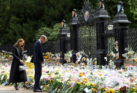Le prince William, prince de Galles, et Catherine (Kate) Middleton, princesse de Galles regardent les hommages floraux laissés par les membres du public aux portes de Sandringham House à Norfolk, Royaume Uni, le 15 septembre 2022, après la mort de la reine Elisabeth II.