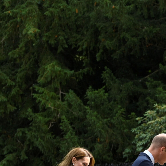 Le prince William, prince de Galles, et Catherine (Kate) Middleton, princesse de Galles regardent les hommages floraux laissés par les membres du public aux portes de Sandringham House à Norfolk, Royaume Uni, le 15 septembre 2022, après la mort de la reine Elisabeth II.