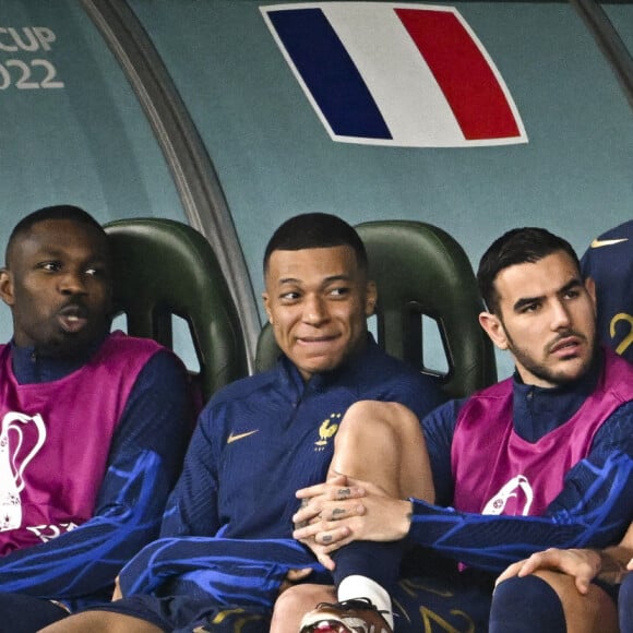 Kylian Mbappé sur le banc des remplacants aux cotes de Marcus Thuram / Theo Hernandez / Olivier Giroud / Benjamin Pavard - Match de football France / Tunisie (0 - 1), groupe D, lors de la Coupe du Monde de la FIFA, Qatar 2022 le 30 novembre 2022. © JB Autissier / Panoramic / Bestimage