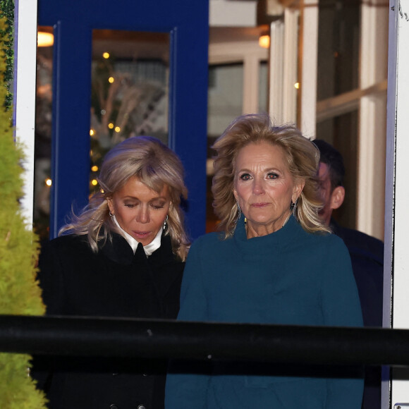 Brigitte Macron et Jill Biden - Le président Emmanuel Macron, sa femme Brigitte et le couple présidentiel américain ont dîné dans en tête à tête dans un restaurant italien, le "Fiola Mare" à Washington le 30 novembre 2022