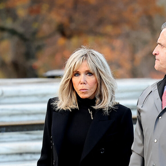 La première dame Brigitte Macron accompagnant son époux Emmanuel Macron lors d'une cérémonie au cimetière national d'Arlington en Virginie le 30 novembre 2022. © Dominique Jacovides / Bestimage