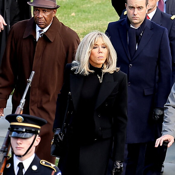 La première dame Brigitte Macron accompagnant son époux Emmanuel Macron lors d'une cérémonie au cimetière national d'Arlington en Virginie le 30 novembre 2022. © Dominique Jacovides / Bestimage