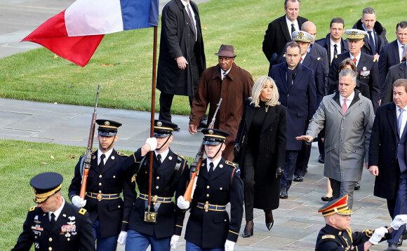 La première dame Brigitte Macron accompagnant son époux Emmanuel Macron lors d'une cérémonie au cimetière national d'Arlington en Virginie le 30 novembre 2022. © Dominique Jacovides / Bestimage