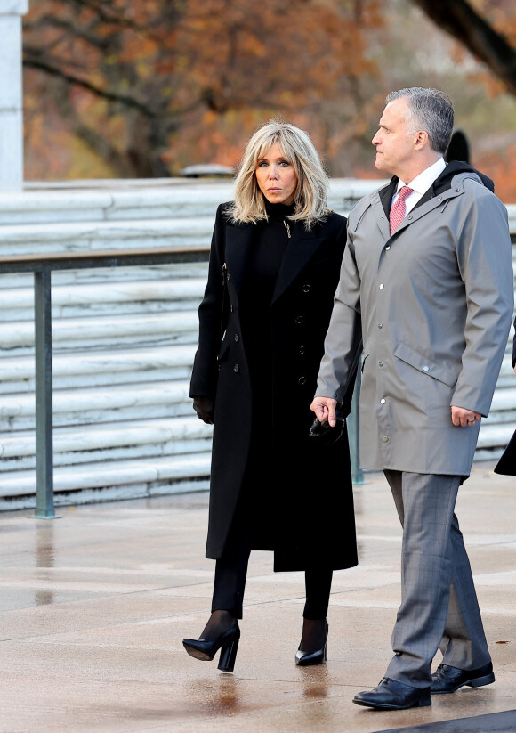 La première dame Brigitte Macron accompagnant son époux Emmanuel Macron lors d'une cérémonie au cimetière national d'Arlington en Virginie le 30 novembre 2022. © Dominique Jacovides / Bestimage