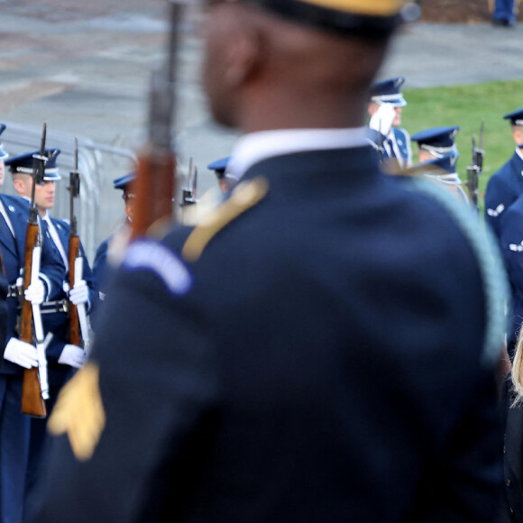 La première dame Brigitte Macron accompagnant son époux Emmanuel Macron lors d'une cérémonie au cimetière national d'Arlington en Virginie le 30 novembre 2022. © Dominique Jacovides / Bestimage