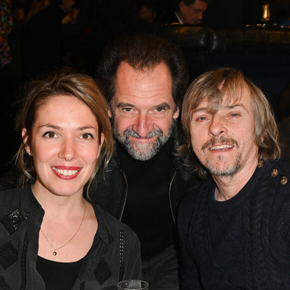 Exclusif - Mathilde Ripley, Stéphane De Groodt, Pascal Demolon - People au spectacle "Cabaret" lors de la soirée de réouverture du Lido à Paris le 1er décembre 2022.  © Coadic Guirec/Bestimage 