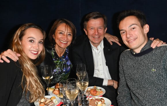 Exclusif - Gilles Pelisson avec sa femme Sylvie et leurs enfants - People au spectacle "Cabaret" lors de la soirée de réouverture du Lido à Paris le 1er décembre 2022.  © Coadic Guirec/Bestimage 