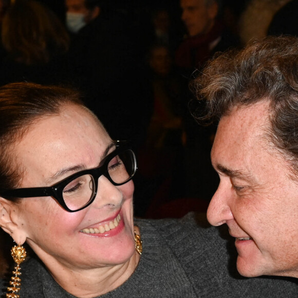 Exclusif - Carole Bouquet et son compagnon Philippe Sereys de Rothschild - People au spectacle "Cabaret" lors de la soirée de réouverture du Lido à Paris le 1er décembre 2022.  © Coadic Guirec/Bestimage 