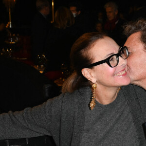 Exclusif - Carole Bouquet et son compagnon Philippe Sereys de Rothschild - People au spectacle "Cabaret" lors de la soirée de réouverture du Lido à Paris le 1er décembre 2022. © Coadic Guirec/Bestimage 