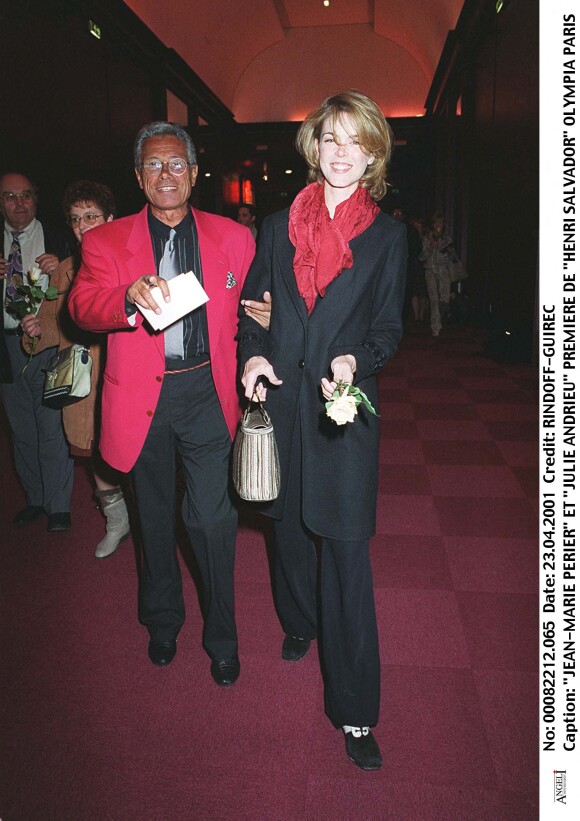 Jean-Marie Périer et Julie Andrieu - Première de "Henri Salvador" à l'Olympia le 23 avril 2001