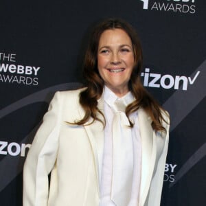 Drew Barrymore au photocall des "26th Annual Webby Awards" à New York, le 16 mai 2022. 