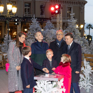 La princesse Charlene de Monaco, et ses enfants, le prince Jacques et la princesse Gabriella, Charlotte Casiraghi et son fils Raphaël, Jean-Luc Biamonti et Stéphane Valeri - Inauguration des illuminations de Noël du casino de Monte-Carlo à Monaco. Le 2 décembre 2022 