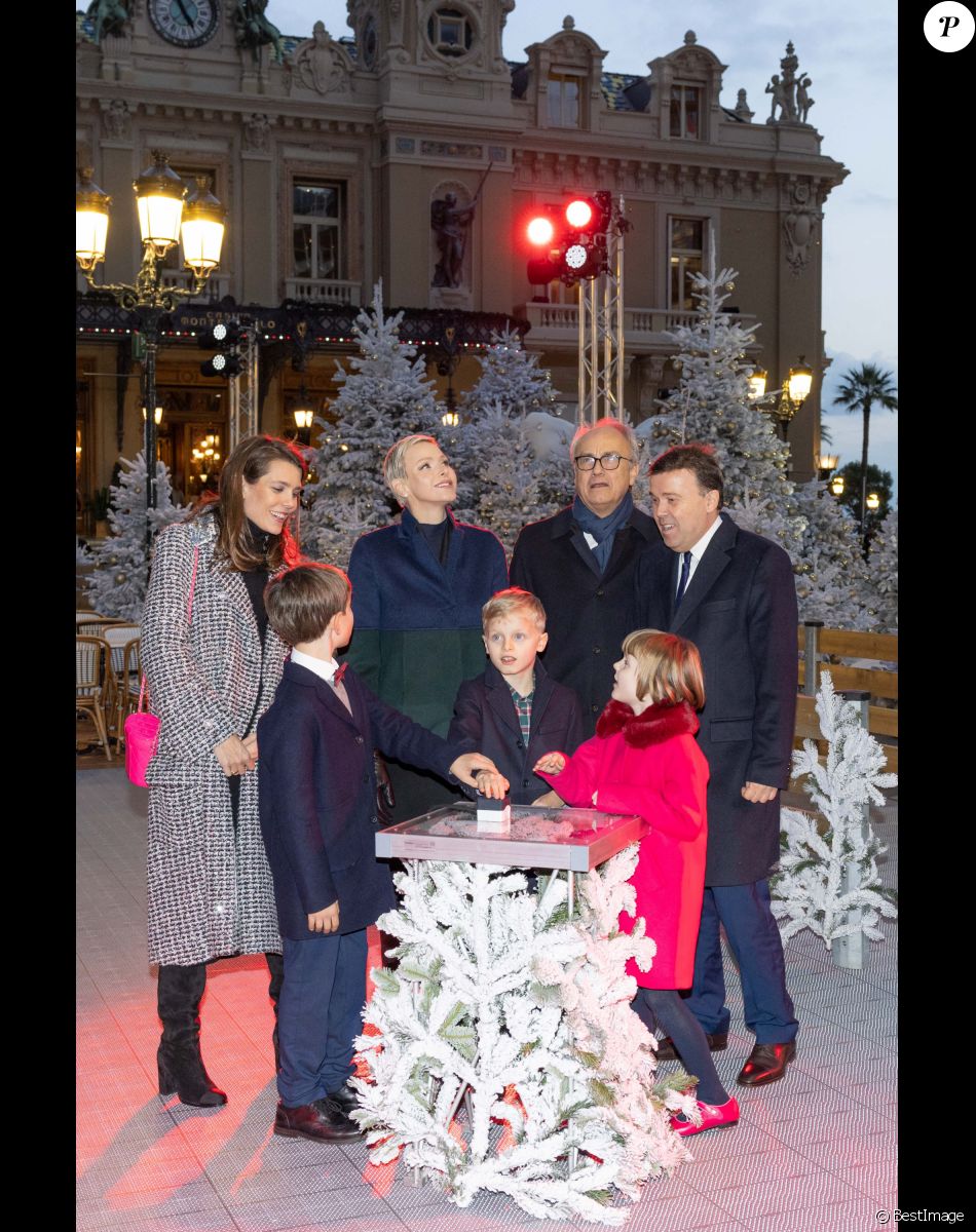 La princesse Charlene de Monaco, et ses enfants, le prince Jacques et la princesse Gabriella, Charlotte Casiraghi et son fils Raphaël, Jean-Luc Biamonti et Stéphane Valeri - Inauguration des illuminations de Noël du casino de Monte-Carlo à Monaco. Le 2 décembre 2022