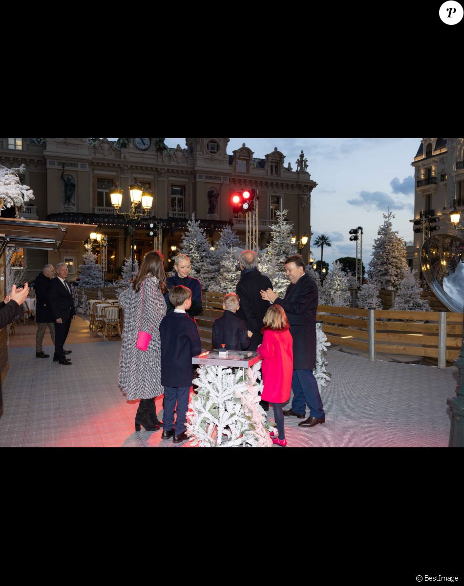 La princesse Charlene de Monaco, et ses enfants, le prince Jacques et la princesse Gabriella, Charlotte Casiraghi et son fils Raphaël, Jean-Luc Biamonti et Stéphane Valeri - Inauguration des illuminations de Noël du casino de Monte-Carlo à Monaco. Le 2 décembre 2022