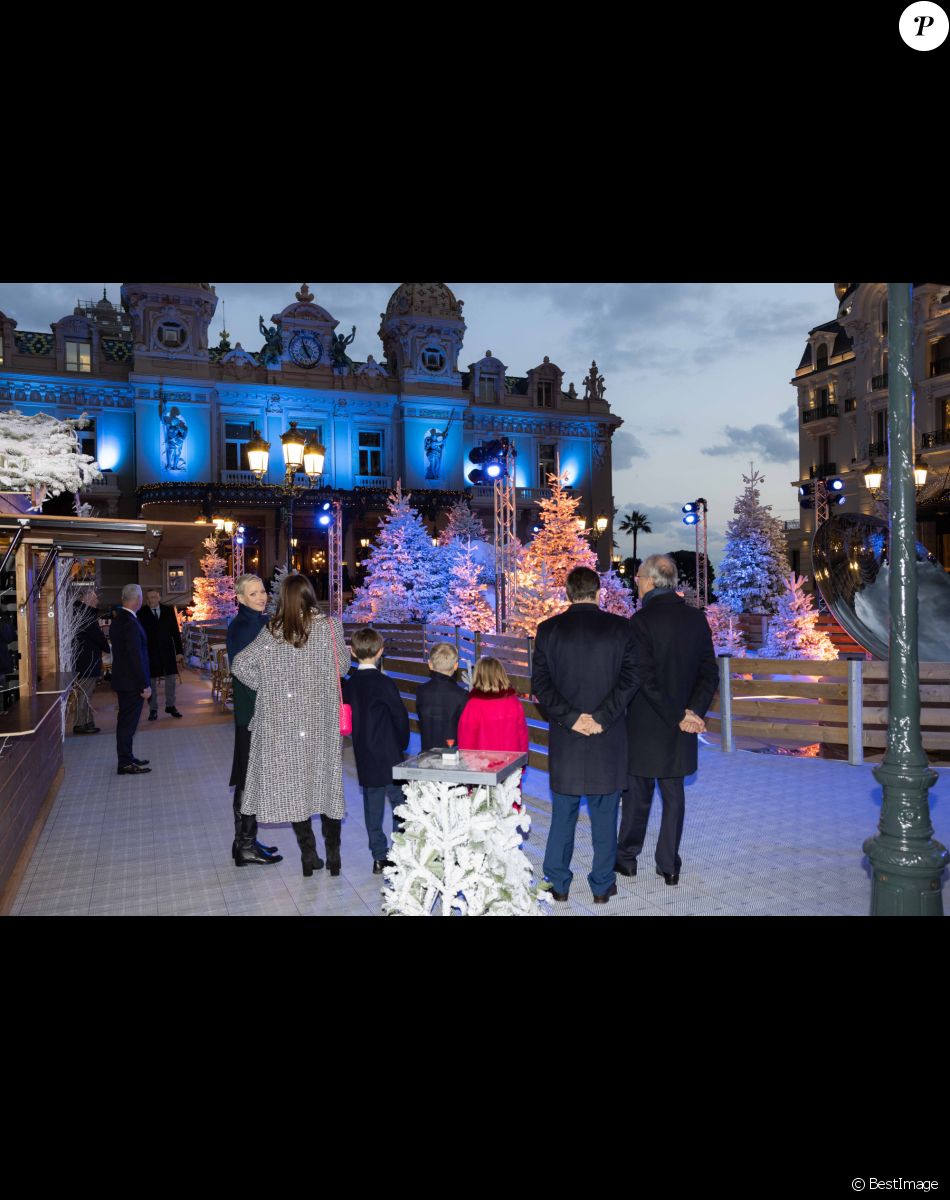 La princesse Charlene de Monaco, et ses enfants, le prince Jacques et la princesse Gabriella, Charlotte Casiraghi et son fils Raphaël, Jean-Luc Biamonti et Stéphane Valeri - Inauguration des illuminations de Noël du casino de Monte-Carlo à Monaco. Le 2 décembre 2022