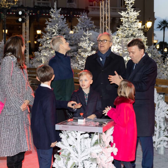 La princesse Charlene de Monaco, et ses enfants, le prince Jacques et la princesse Gabriella, Charlotte Casiraghi et son fils Raphaël, Jean-Luc Biamonti et Stéphane Valeri - Inauguration des illuminations de Noël du casino de Monte-Carlo à Monaco. Le 2 décembre 2022 