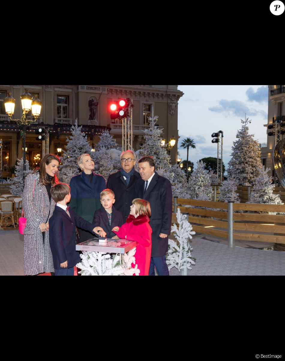 La princesse Charlene de Monaco, et ses enfants, le prince Jacques et la princesse Gabriella, Charlotte Casiraghi et son fils Raphaël, Jean-Luc Biamonti et Stéphane Valeri - Inauguration des illuminations de Noël du casino de Monte-Carlo à Monaco. Le 2 décembre 2022
