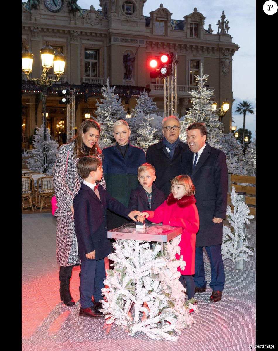 La princesse Charlene de Monaco, et ses enfants, le prince Jacques et la princesse Gabriella, Charlotte Casiraghi et son fils Raphaël, Jean-Luc Biamonti et Stéphane Valeri - Inauguration des illuminations de Noël du casino de Monte-Carlo à Monaco. Le 2 décembre 2022