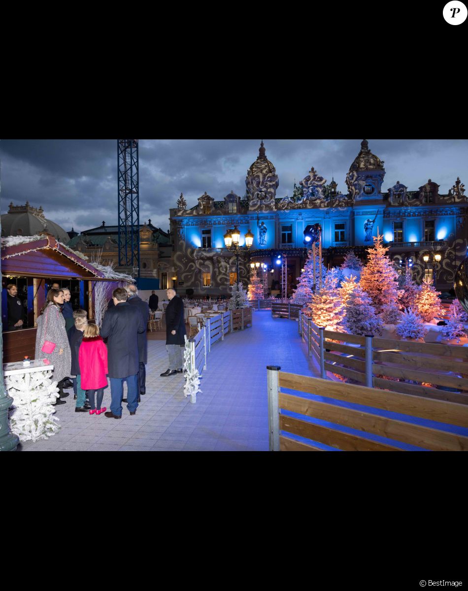 La princesse Charlene de Monaco, et ses enfants, le prince Jacques et la princesse Gabriella, Charlotte Casiraghi et son fils Raphaël, Jean-Luc Biamonti et Stéphane Valeri - Inauguration des illuminations de Noël du casino de Monte-Carlo à Monaco. Le 2 décembre 2022