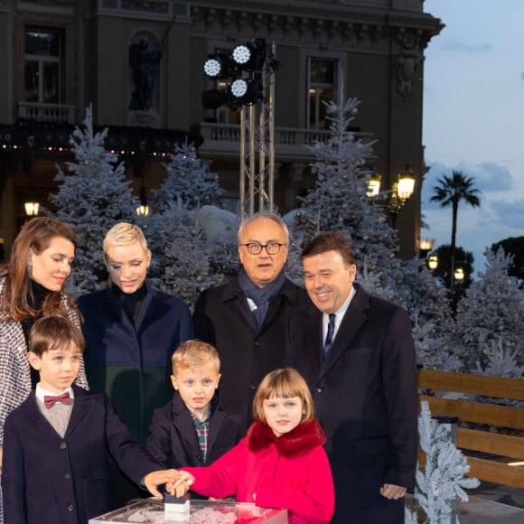 La princesse Charlene de Monaco, et ses enfants, le prince Jacques et la princesse Gabriella, Charlotte Casiraghi et son fils Raphaël, Jean-Luc Biamonti et Stéphane Valeri - Inauguration des illuminations de Noël du casino de Monte-Carlo à Monaco. Le 2 décembre 2022.