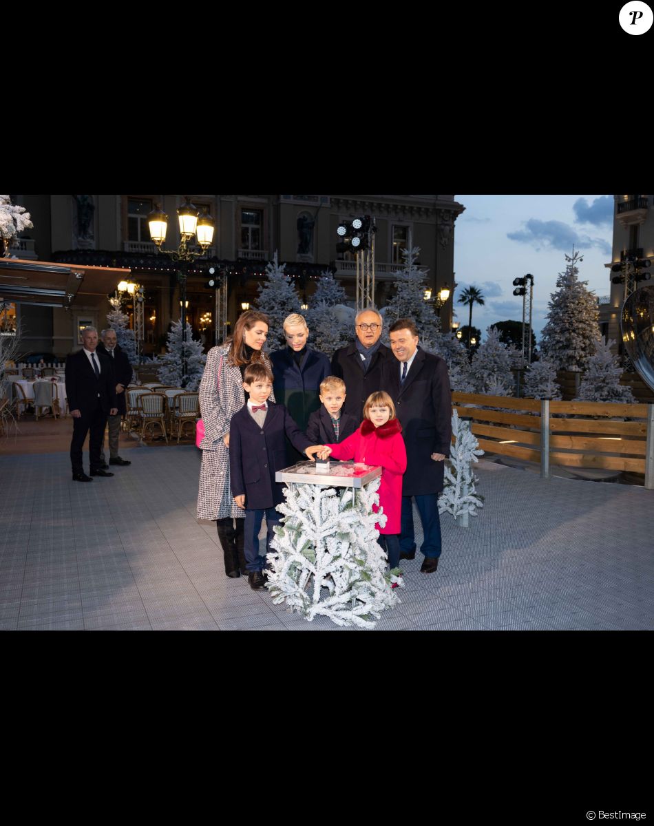 La princesse Charlene de Monaco, et ses enfants, le prince Jacques et la princesse Gabriella, Charlotte Casiraghi et son fils Raphaël, Jean-Luc Biamonti et Stéphane Valeri - Inauguration des illuminations de Noël du casino de Monte-Carlo à Monaco. Le 2 décembre 2022.