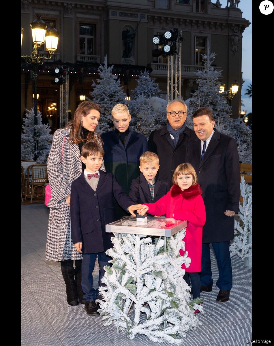 La princesse Charlene de Monaco, et ses enfants, le prince Jacques et la princesse Gabriella, Charlotte Casiraghi et son fils Raphaël, Jean-Luc Biamonti et Stéphane Valeri - Inauguration des illuminations de Noël du casino de Monte-Carlo à Monaco. Le 2 décembre 2022