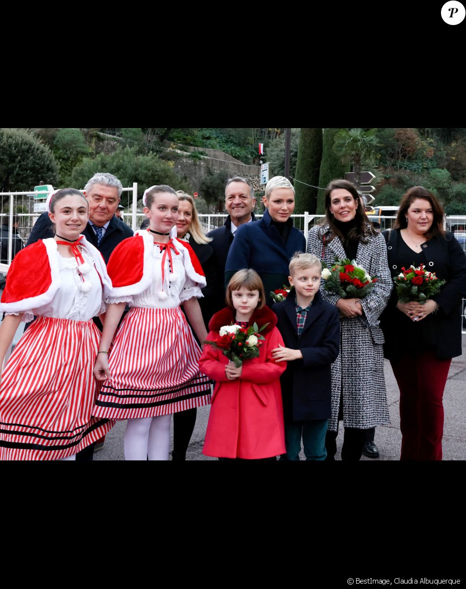 La princesse Charlène de Monaco, ses enfants, le prince Jacques et la princesse Gabriella, Charlotte Casiraghi, Mélanie de Massy et Georges Marsan lors de l'inauguration du marché de Noël à Monaco. Le 2 décembre 2022. © Claudia Albuquerque / Bestimage