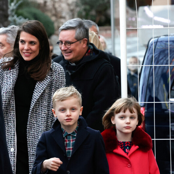 Charlotte Casiraghi, le prince Jacques et la princesse Gabriella de Monaco lors de l'inauguration du marché de Noël à Monaco. Le 2 décembre 2022. © Claudia Albuquerque / Bestimage 