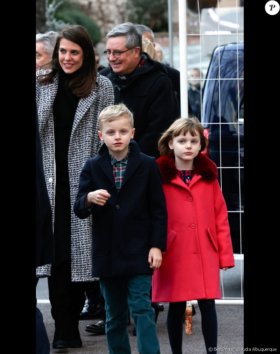 Charlotte Casiraghi, le prince Jacques et la princesse Gabriella de Monaco lors de l'inauguration du marché de Noël à Monaco. Le 2 décembre 2022. © Claudia Albuquerque / Bestimage