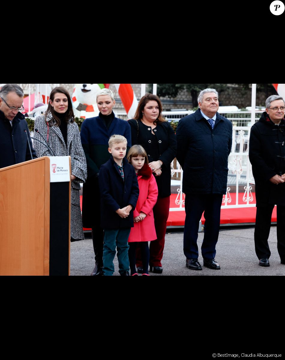 La princesse Charlène de Monaco, ses enfants, le prince Jacques et la princesse Gabriella, Charlotte Casiraghi, Mélanie de Massy et Georges Marsan lors de l'inauguration du marché de Noël à Monaco. Le 2 décembre 2022. © Claudia Albuquerque / Bestimage