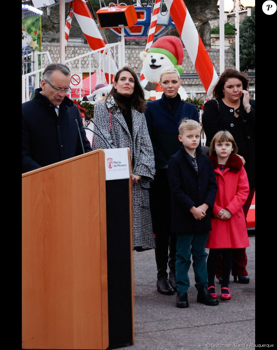 La princesse Charlène de Monaco, ses enfants, le prince Jacques et la princesse Gabriella, Charlotte Casiraghi, Mélanie de Massy et Georges Marsan lors de l'inauguration du marché de Noël à Monaco. Le 2 décembre 2022. © Claudia Albuquerque / Bestimage