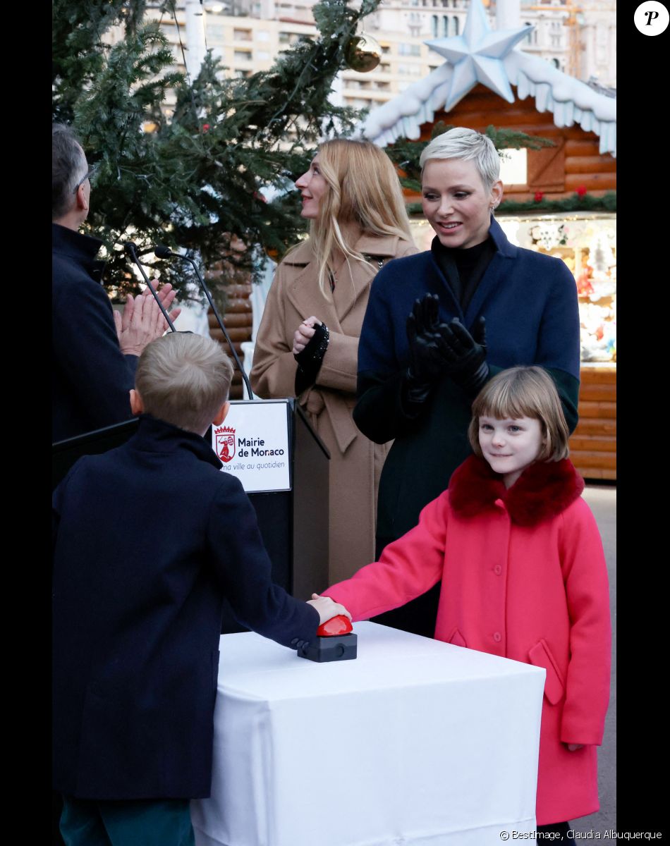 La princesse Charlene de Monaco, et ses enfants le prince Jacques et la princesse Gabriella lors de l'inauguration du marché de Noël à Monaco. Le 2 décembre 2022. © Claudia Albuquerque / Bestimage