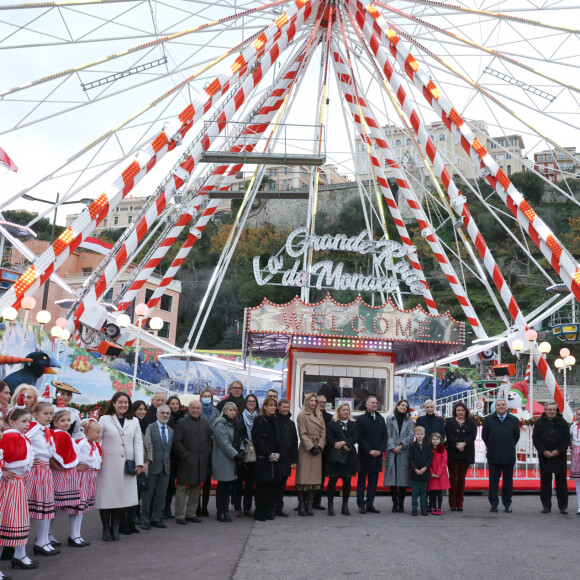 No Tabloids - La princesse Charlène de Monaco, ses enfants, le prince Jacques et la princesse Gabriella, Charlotte Casiraghi, Mélanie de Massy et Georges Marsan lors de l'inauguration du marché de Noël à Monaco. Le 2 décembre 2022. © Claudia Albuquerque / Bestimage  No Tabloïds - The Christmas market inauguration in Monaco. On December 2, 2022. 