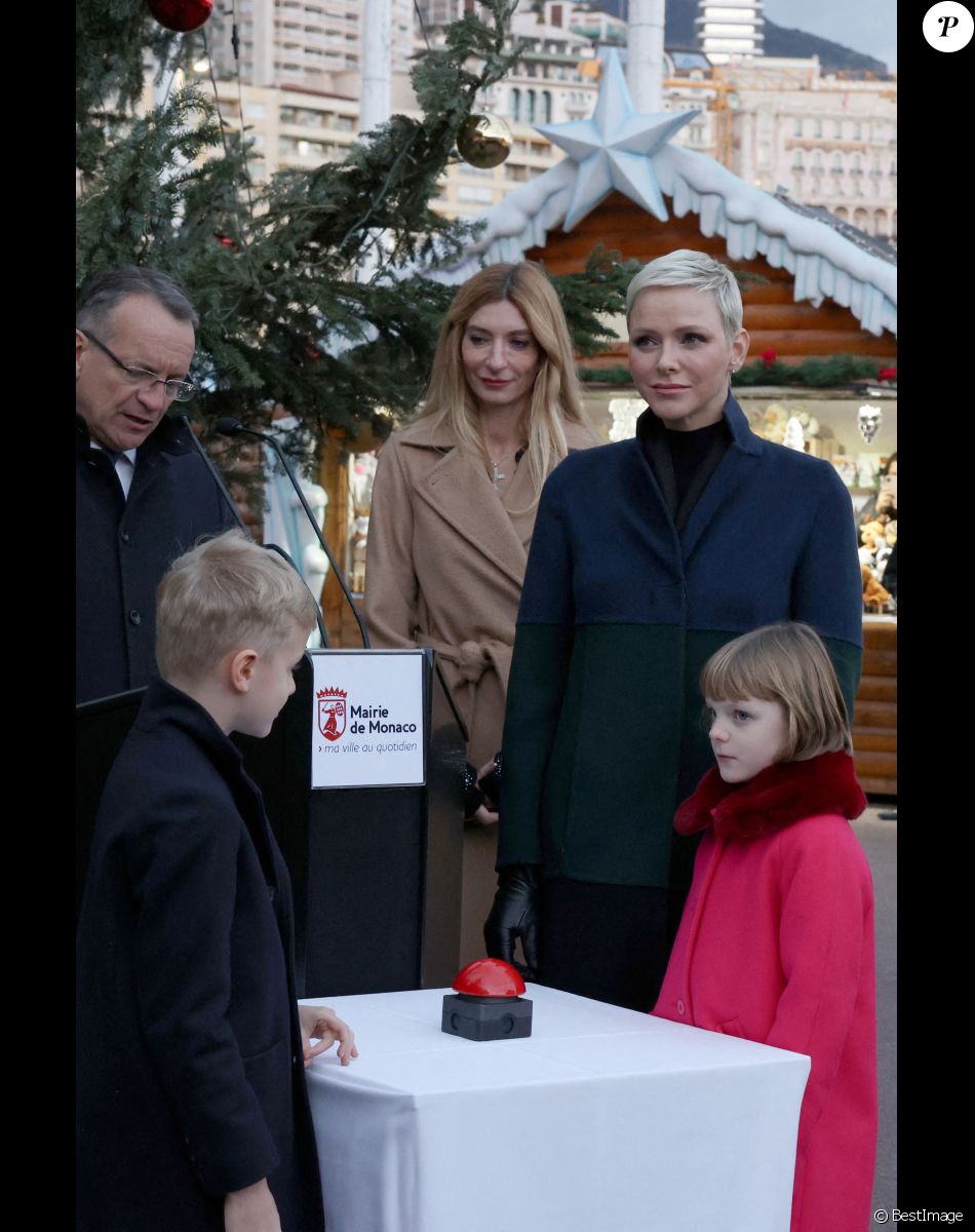 No Tabloids - La princesse Charlene de Monaco, et ses enfants le prince Jacques et la princesse Gabriella lors de l'inauguration du marché de Noël à Monaco. Le 2 décembre 2022. © Claudia Albuquerque / Bestimage No Tabloïds - The Christmas market inauguration in Monaco. On December 2, 2022.