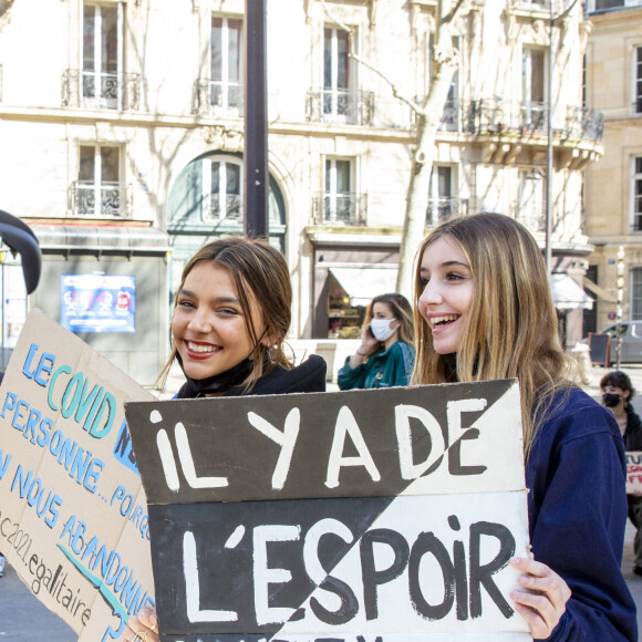Giulia Le Ruyet-Marcassus (fille de A.Marcassus et F.Le Ruyet) et Vittoria de Savoie (princesse de Carignan et marquise d'Ivrée, fille de E.P. de Savoie, C.Courau) lors d'une manifestation de lycéens scolarisés dans des établissements privés et hors contrat qui s'inquiètent pour le BAC 2021 en raison de la pandémie de Covid-19 (coronavirus) sur la place Jacques Bainville à Paris, le 23 mars 2021. © Jack Tribeca/Bestimage