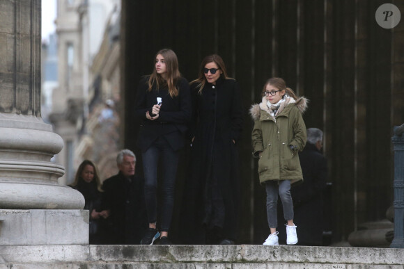 Clotilde Courau et ses filles Luisa et Vittoria - Sorties de l'église de la Madeleine après les obsèques de Johnny Hallyday à Paris. Le 9 décembre 2017.