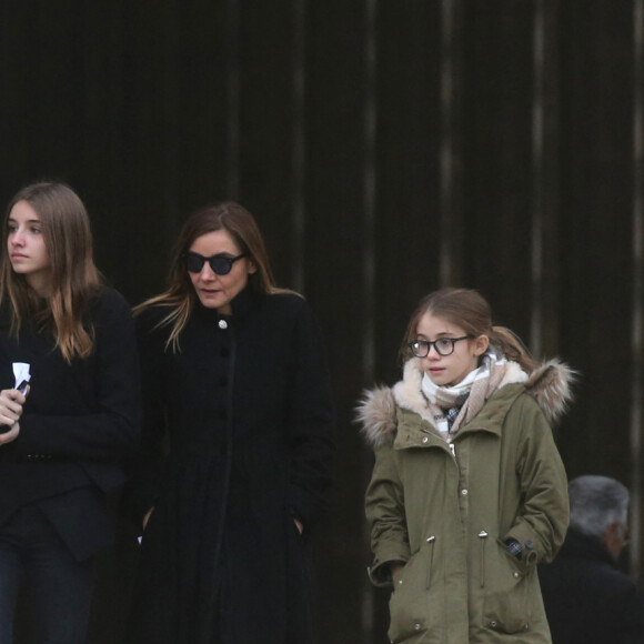 Clotilde Courau et ses filles Luisa et Vittoria - Sorties de l'église de la Madeleine après les obsèques de Johnny Hallyday à Paris. Le 9 décembre 2017.