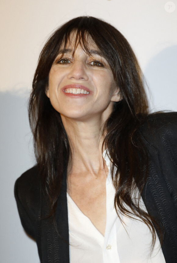 Charlotte Gainsbourg - Photocall de la 10ème édition du "Global Gift Gala 2022" au Four Seasons Hotel George V à Paris le 19 novembre 2022. © Marc Ausset-Lacroix / Bestimage