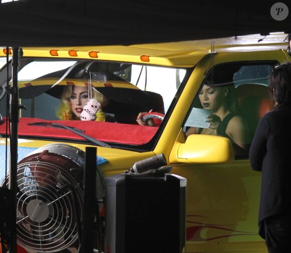 Lady Gaga et Beyoncé à bord du Pussy Wagon pour le tournage du clip de Telephone, à Lancaster, le 28 janvier 2010