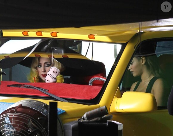 Lady Gaga et Beyoncé à bord du Pussy Wagon pour le tournage du clip de Telephone, à Lancaster, le 28 janvier 2010