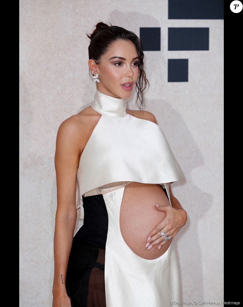 Nabilla Benattia (enceinte) - Photocall du gala de l'AmFar 2022 à l'Hôtel du Cap-Eden-Roc à Antibes le 26 mai 2022. © Cyril Moreau / Bestimage